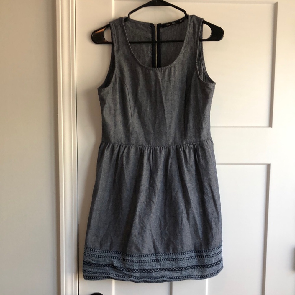 Doe & Rae Elegant Blue Sleeveless Dress